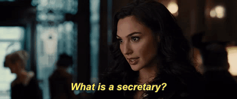 mulher maravilha pergunta o que e uma secretária no filme de super heróis