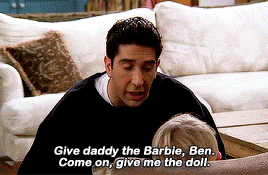 gif do Ross pedindo pro Ben a Barbie