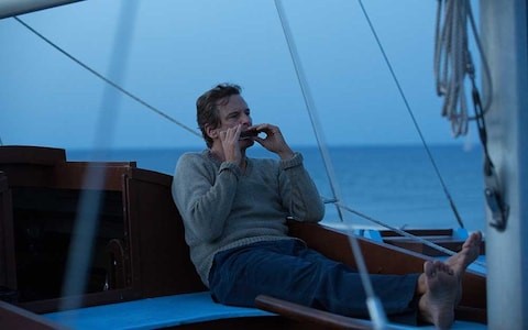 Colin Firth no barco em Somente o Mar Sabe