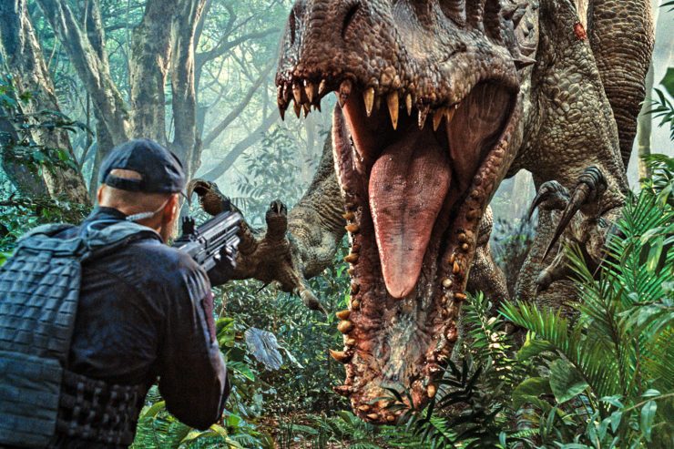 dinossauro atacando um humano em Jurassic World: Reino Ameaçado