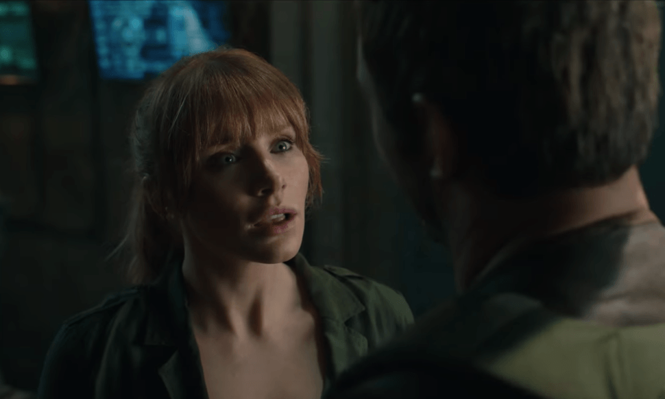 Claire conversa com Owen em Jurassic World: Reino Ameaçado