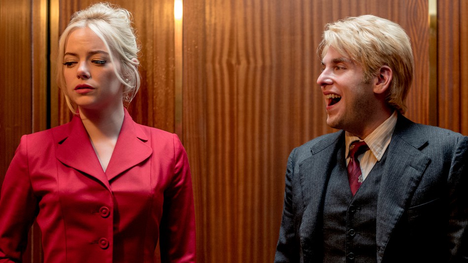 Owen olha para Annie enquanto sorri num elevador em Maniac