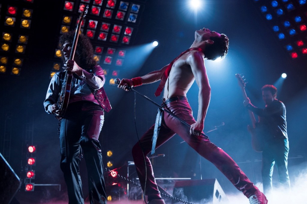 Freddie Mercury em uma pose característica
