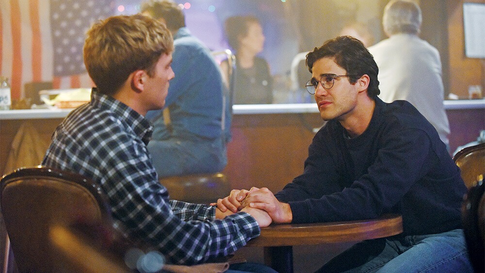 David conversa com Andrew em um restaurante em The Assassination of Gianni Versace