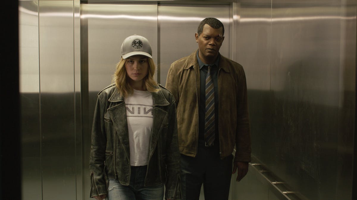 Carol Denvers e Nick Fury no elevador em Capitã Marvel