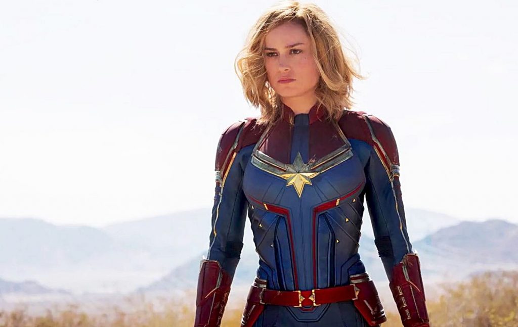 Carol Denvers com trajes da heroína em Capitã Marvel