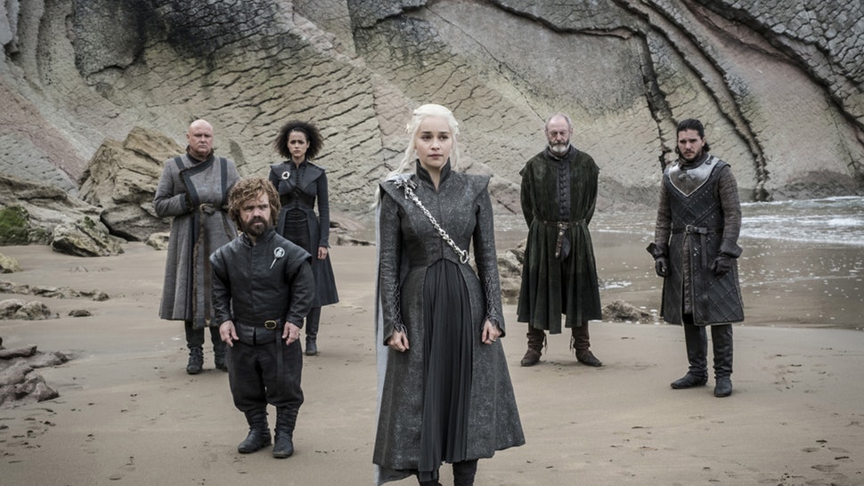 Daenerys na frente com Tyrion Jon Davos Missandei e Varys ao fundo em Game of Thrones