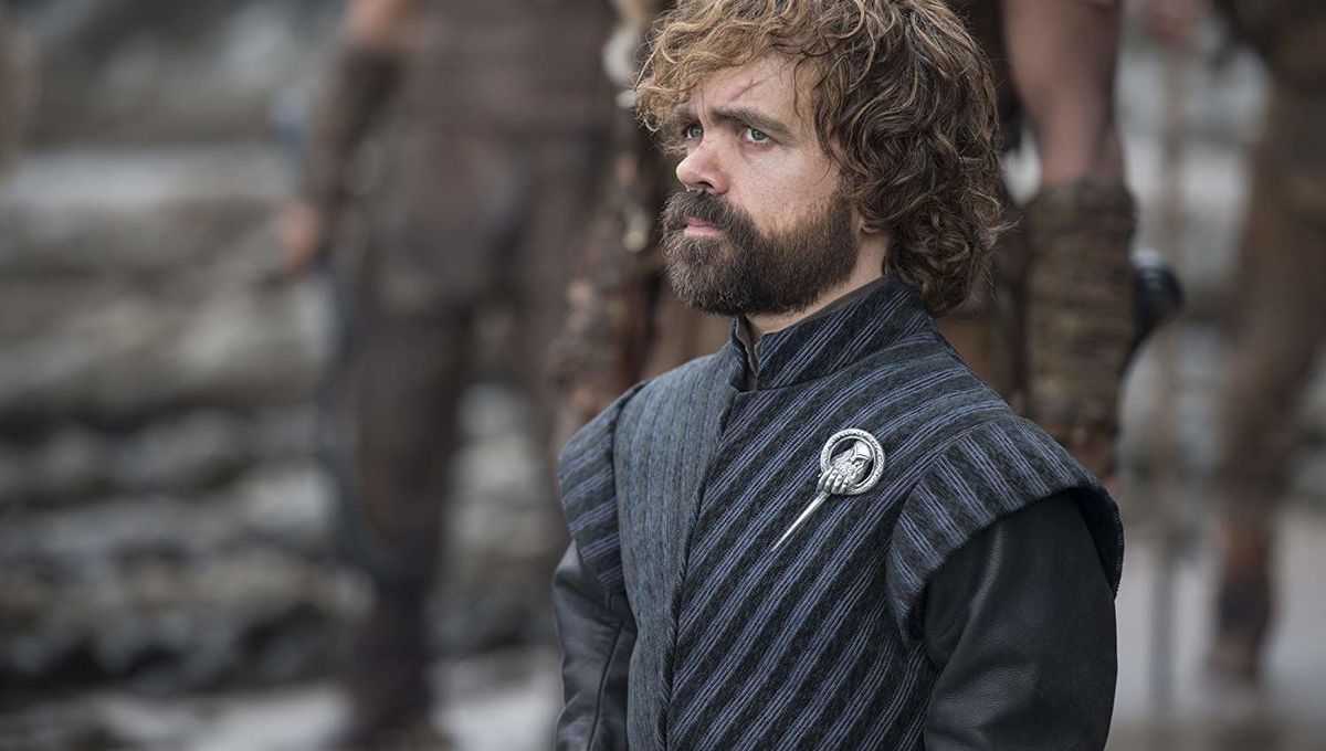Tyrion com o emblema de Mão do Rei olha de perfil em Game of Thrones