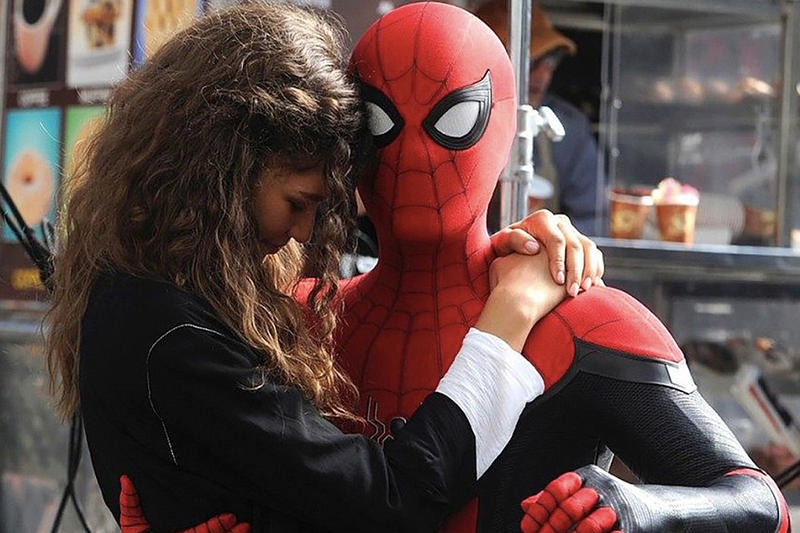 Homem Aranha abraça sua namorada