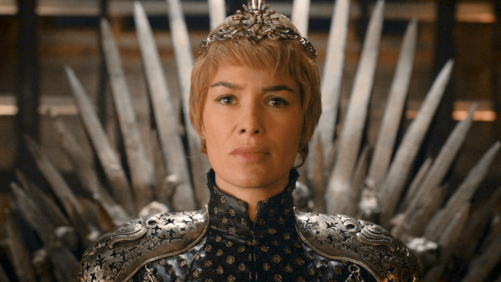 Cersei sentada no Trono de Ferro em Game of Thrones