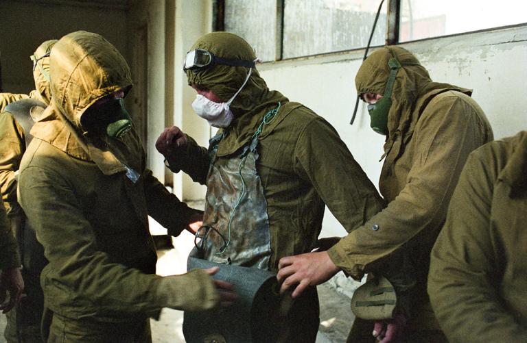 três voluntários em Chernobyl