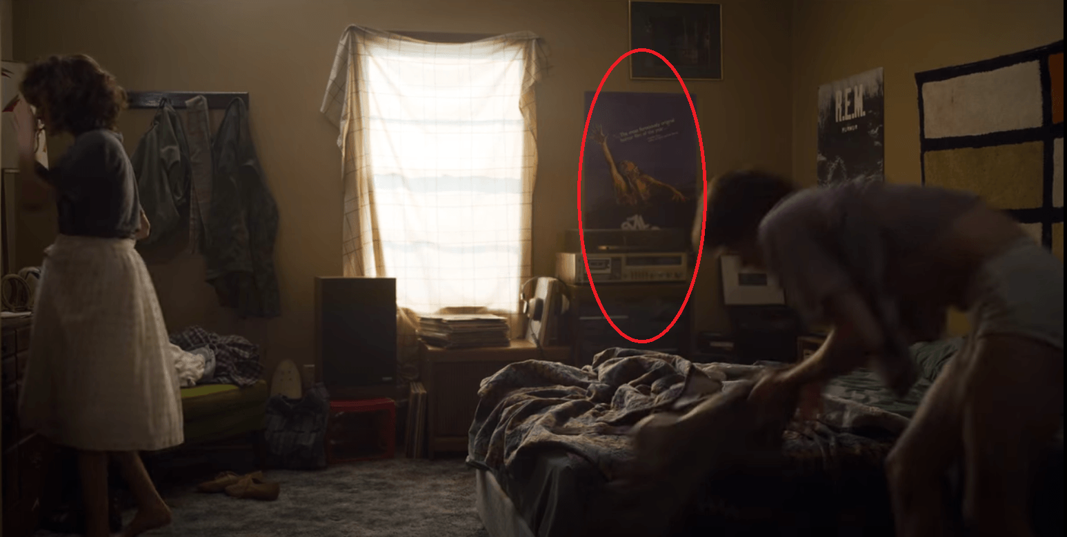 Nancy e Jonathan se arrumam no quarto com o poster de A Morte do Demônio em Stranger Things 3