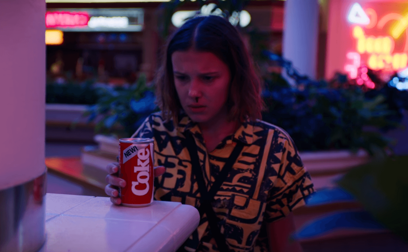 Eleven tenta amassar a nova Coca-Cola em Stranger Things 3