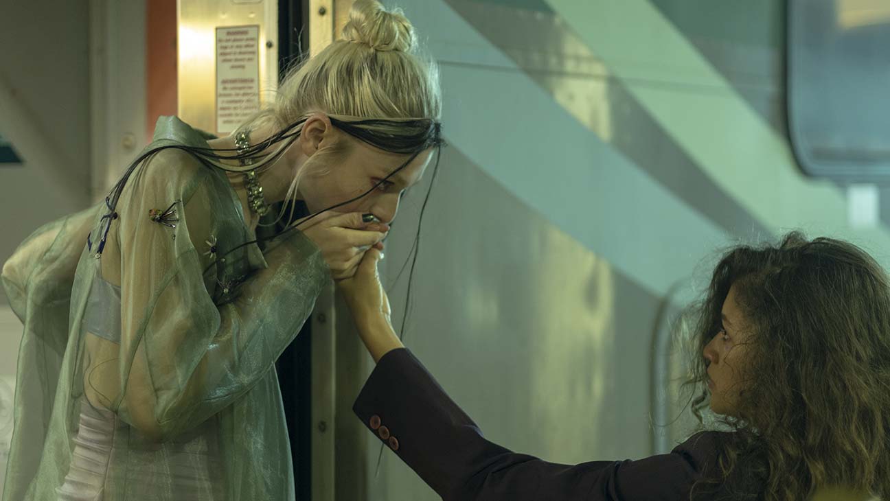 Jules beija a mão de Rue antes de embarcar no trem no final de Euphoria