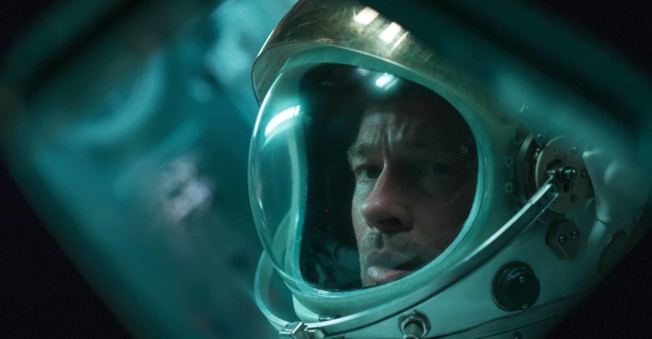 Ad Astra - Brad Pitt olha por trás de seu capacete de astronauta