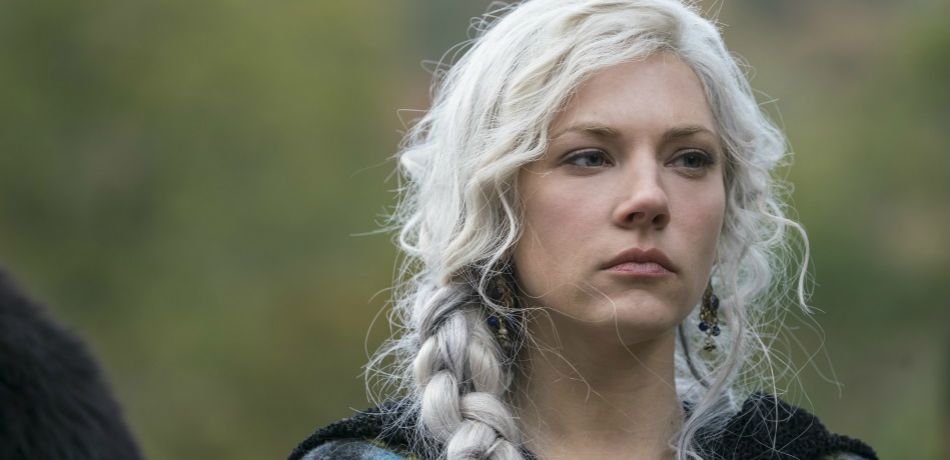 Lagertha olha para o horizonte de cabelos brancos em Vikings