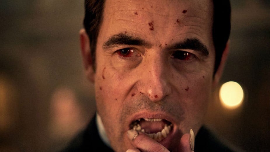 Drácula (Netflix) limpa a boca de sangue