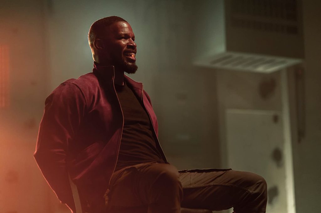 Jamie Foxx com a droga power na boca em Power